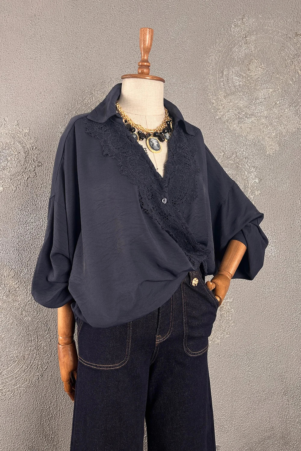Siyah dantelli kruvaze gömlek, kadın oversize kesim, lüks detaylı tasarım, önden görünüm