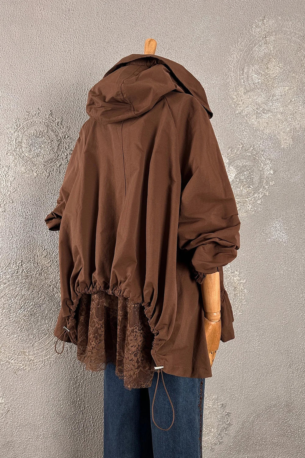 Kahverengi dantel detaylı hafif kadın ceketi, oversize kesim, yandan görünüm, çiçek aplike detay