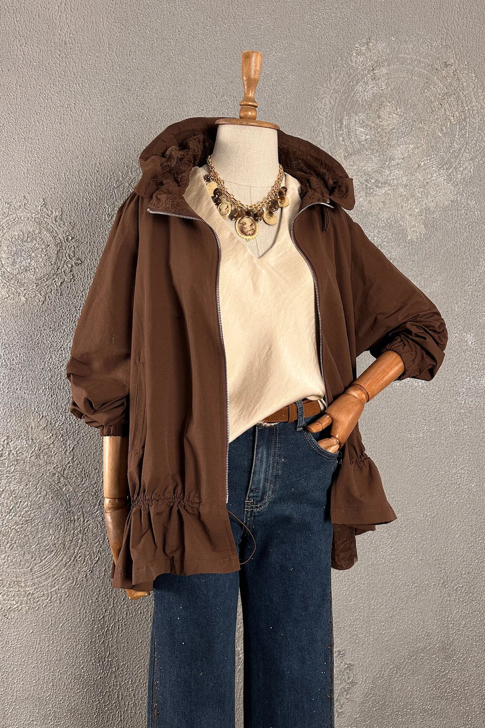 Kahverengi hafif ceket, krem tişört ve jean kombinasyonu, kadın oversize kesim, fermuarlı, önden görünüm