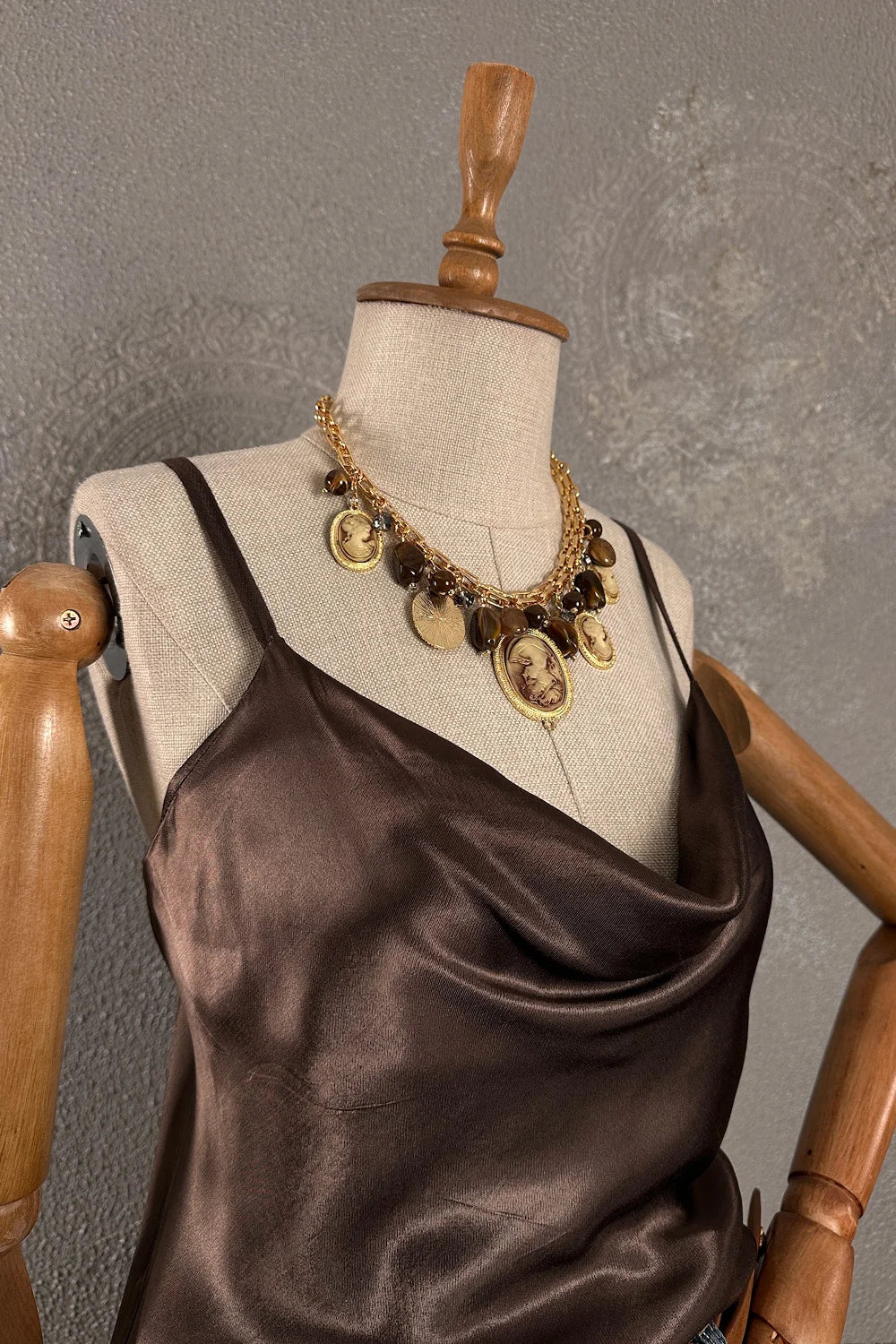 Degaje yakalı saten bluz, kahverengi, kadın için, cowl neckline detaylı, önden görünüm, şık tasarım