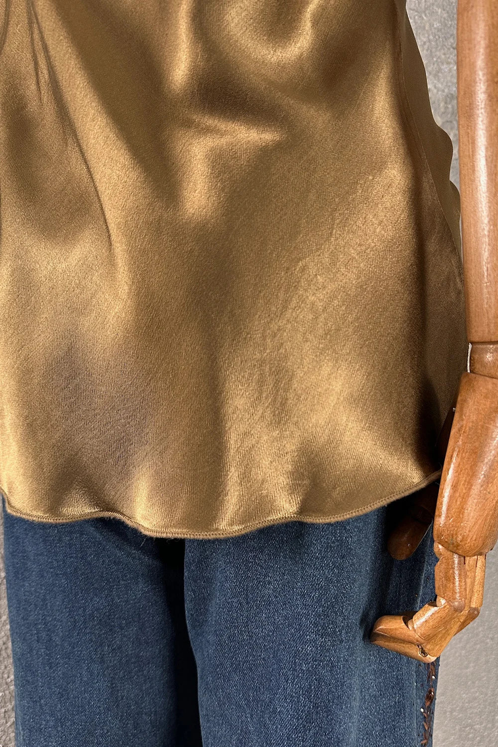 Altın saten degaje yakalı kadın bluz, parlak kumaş, yumuşak drape, yandan detay görünüm