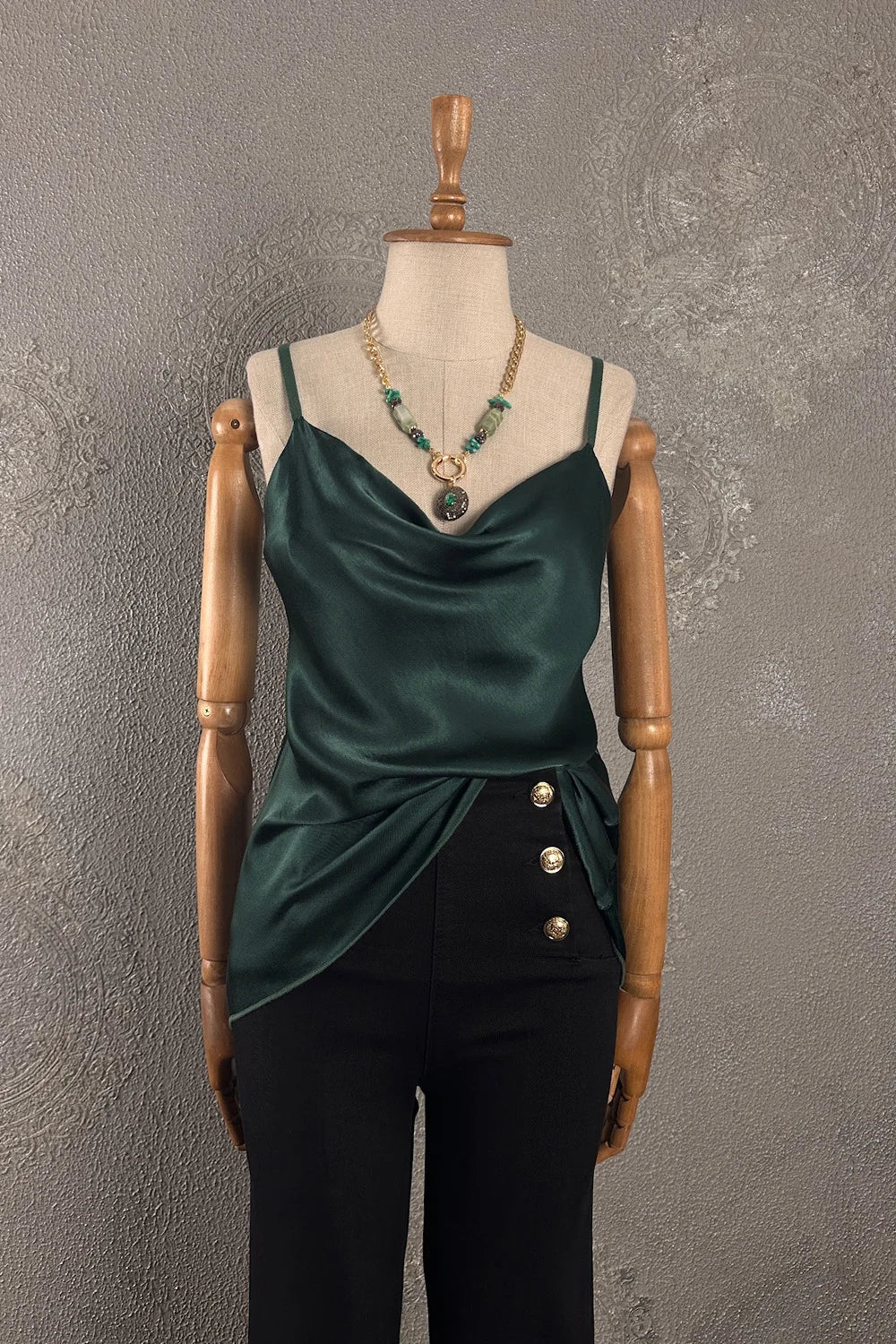 Degaje yakalı saten bluz, koyu yeşil renk, kadın giyim, şık kesim, önden görünüm, butik koleksiyonu