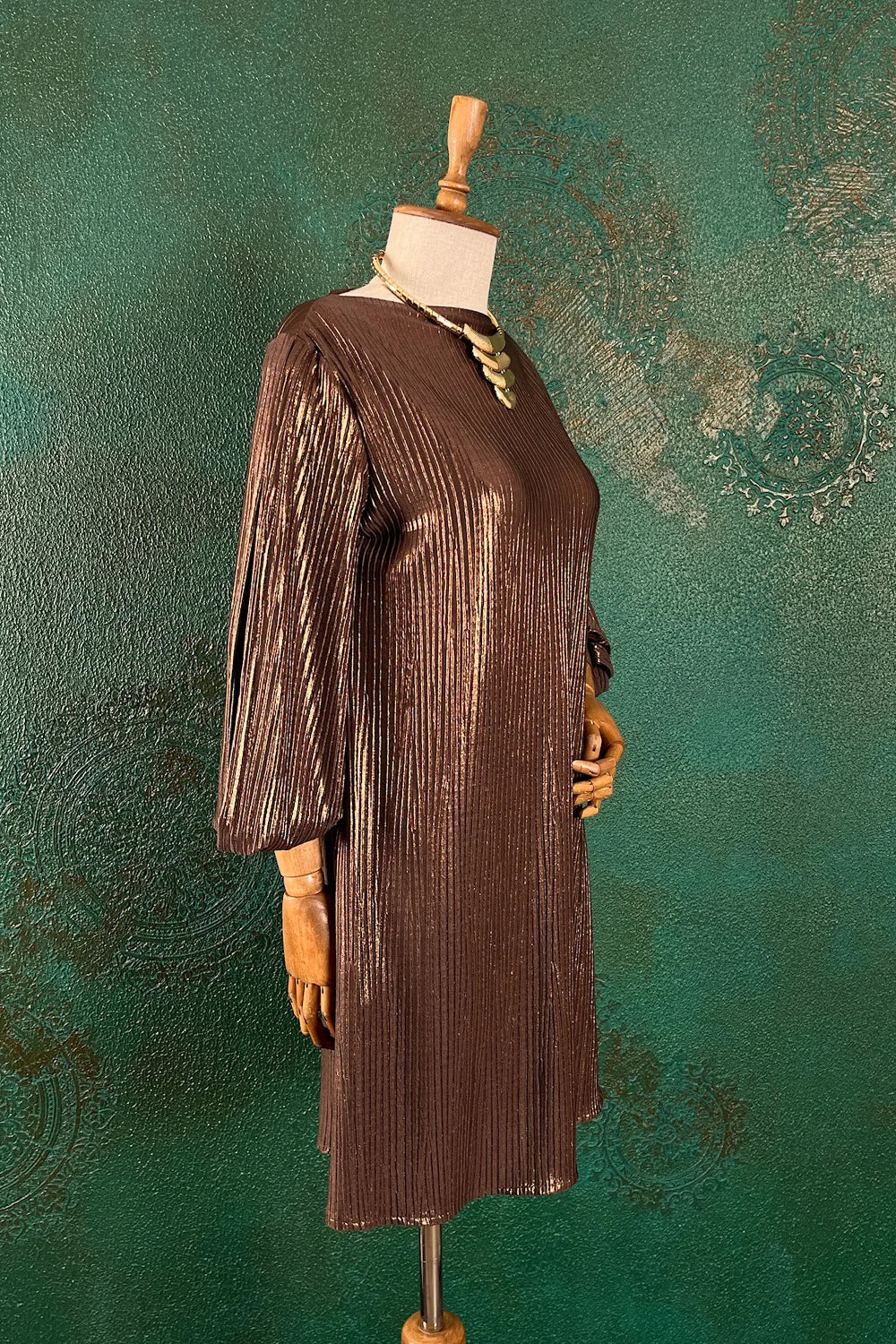 Kol Dekolteli Kısa Parlak Elbise