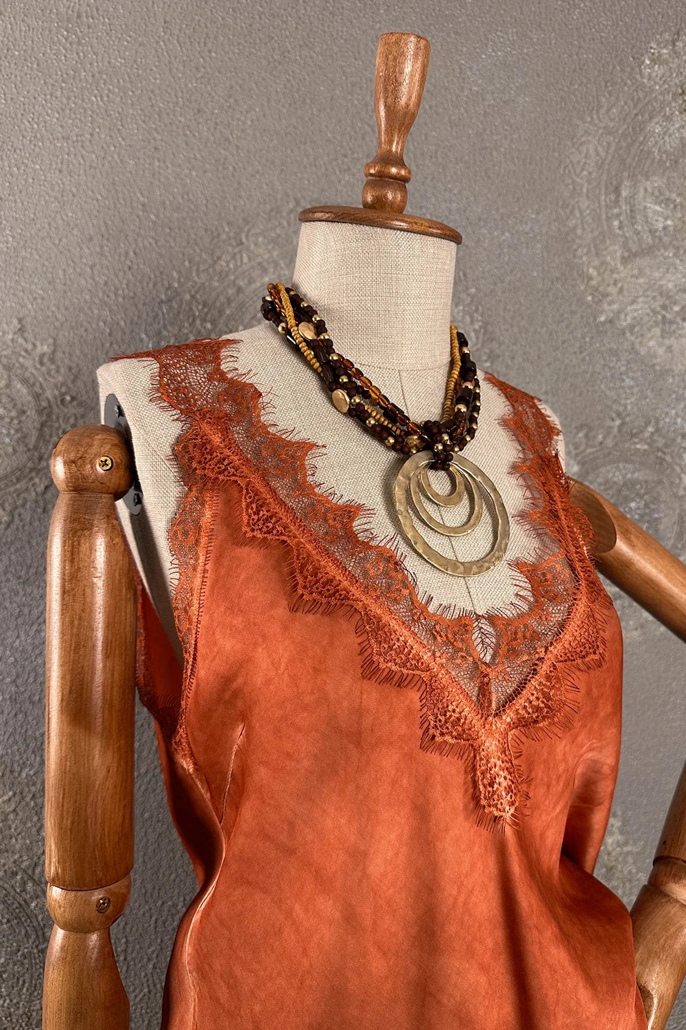 Turuncu saten kadın bluz, dantel detaylı, V yaka, kolsuz kesim, önden görünüm