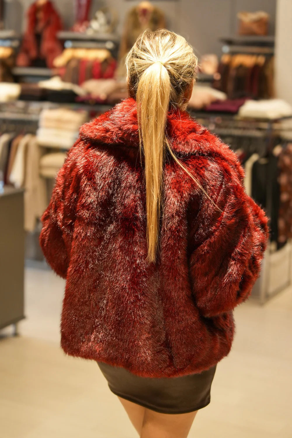 Geniş Yakalı Kısa Kürk Kaban