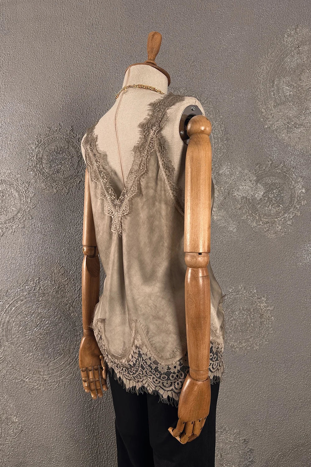 Krem dantel detaylı saten bluz, vintage stil, kadın giyim, yandan görünüm, zarif kesim