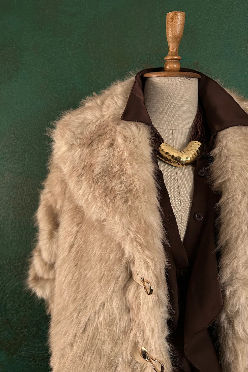 Geniş Yakalı Kısa Kürk Kaban