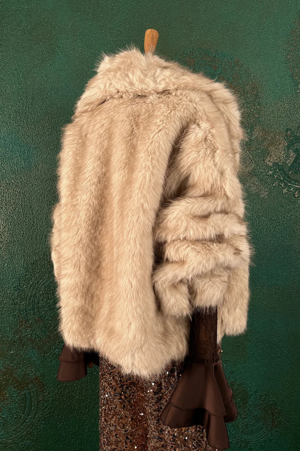 Geniş Yakalı Kısa Kürk Kaban