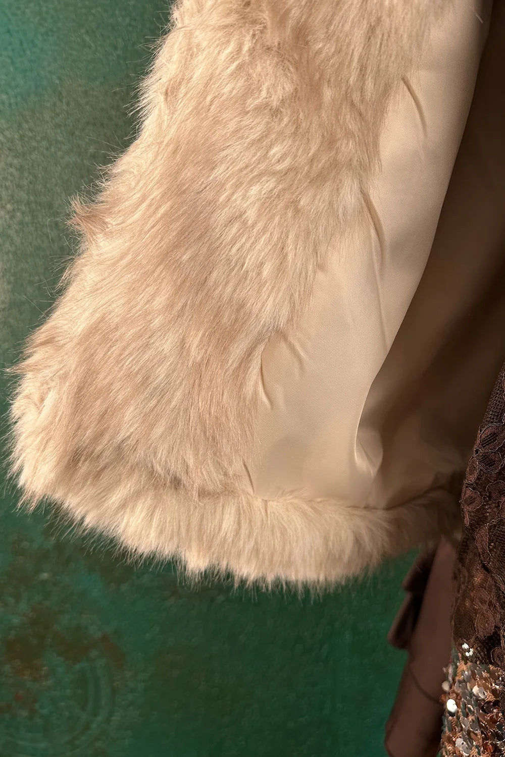 Geniş Yakalı Kısa Kürk Kaban