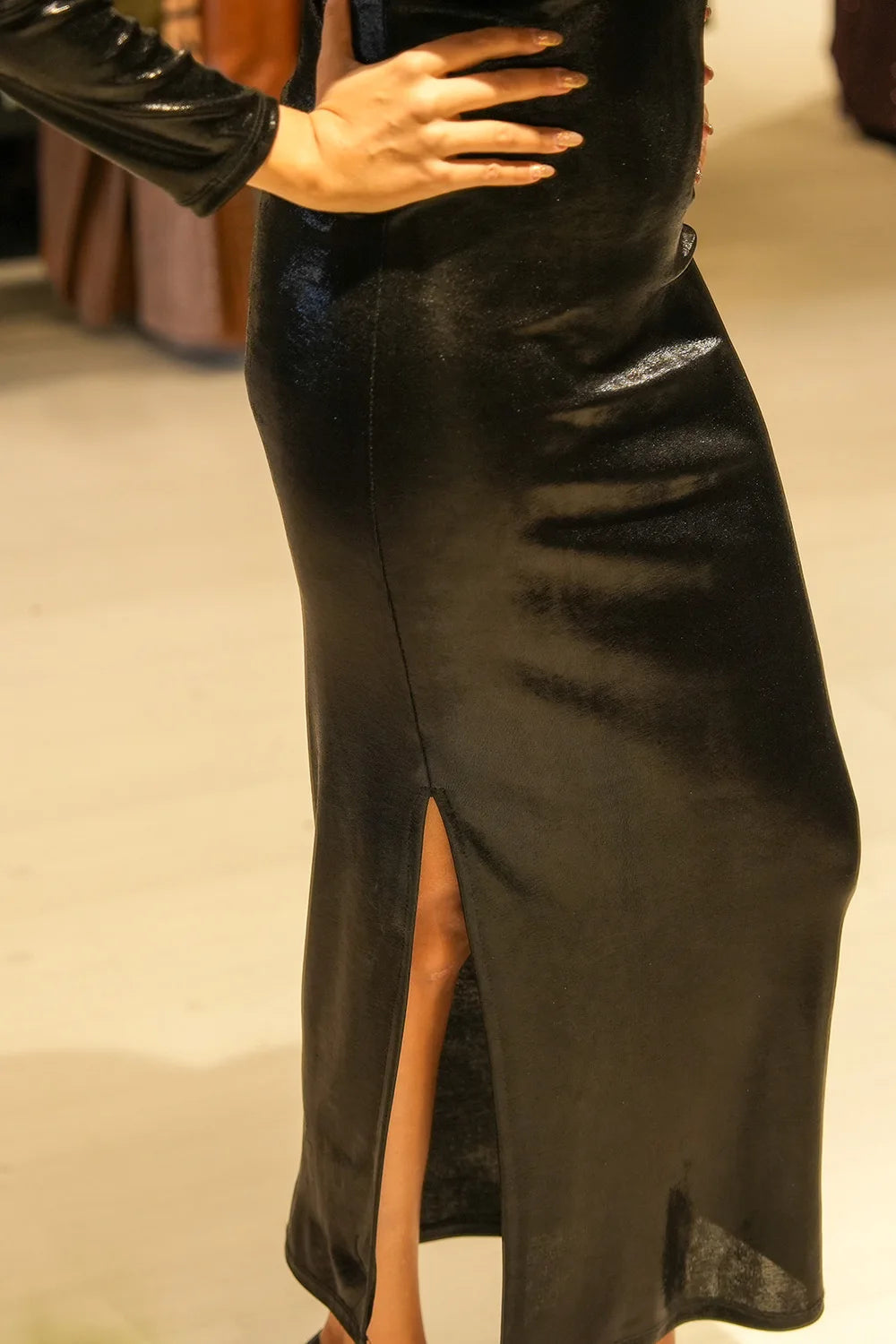 Asimetrik Yakalı Parlak Elbise