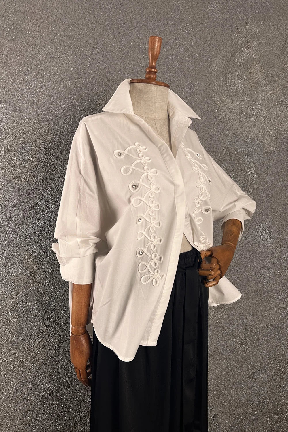 Krem işlemeli oversize gömlek, kadın, beyaz pamuklu, çiçek aplike detaylı, geniş yaka, yandan görünüm