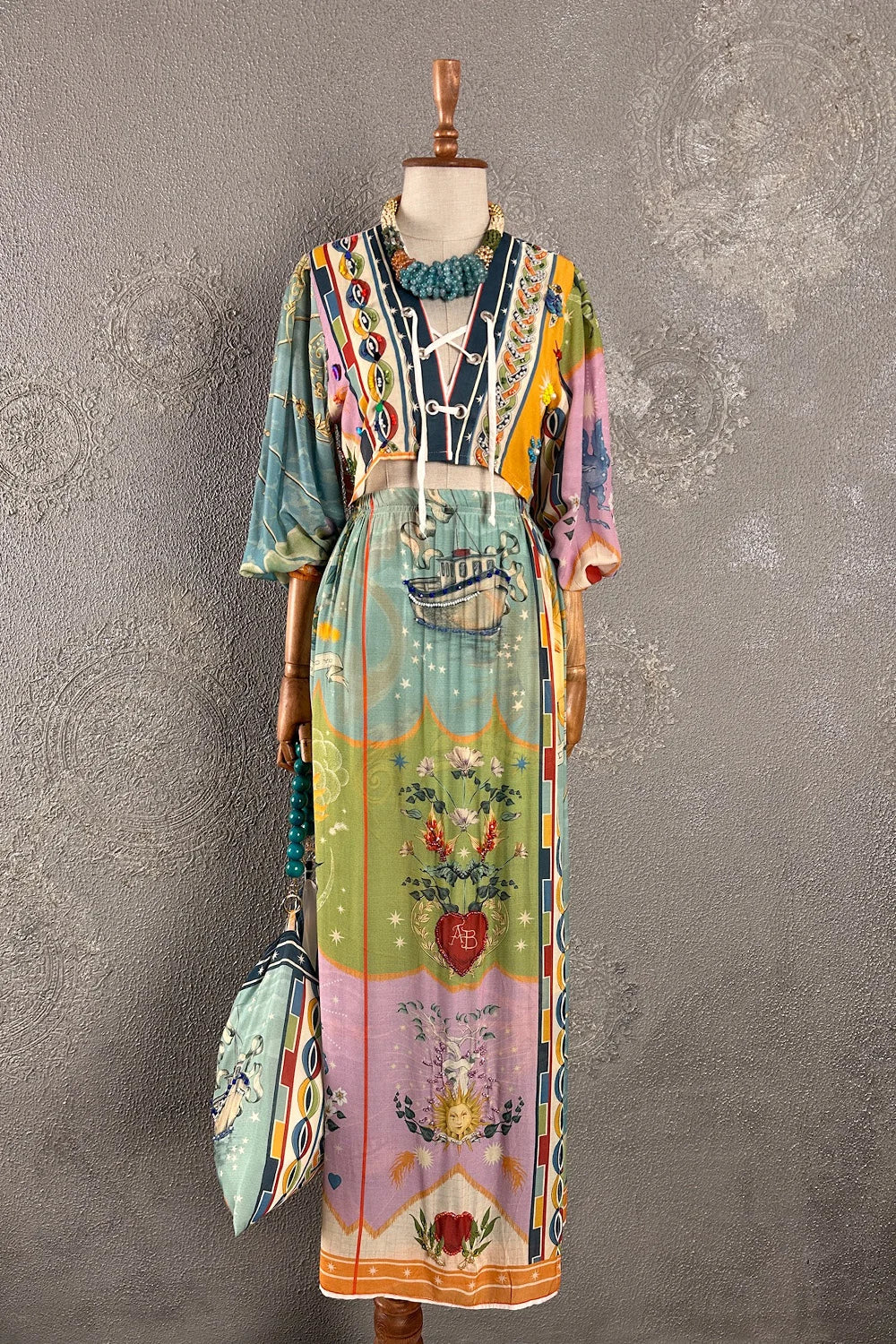 Renkli işlemeli üçlü set, bohem tarzı elbise, uzun etekli, çiçek ve kalp motifli, detaylı desenli, ön görünüm.