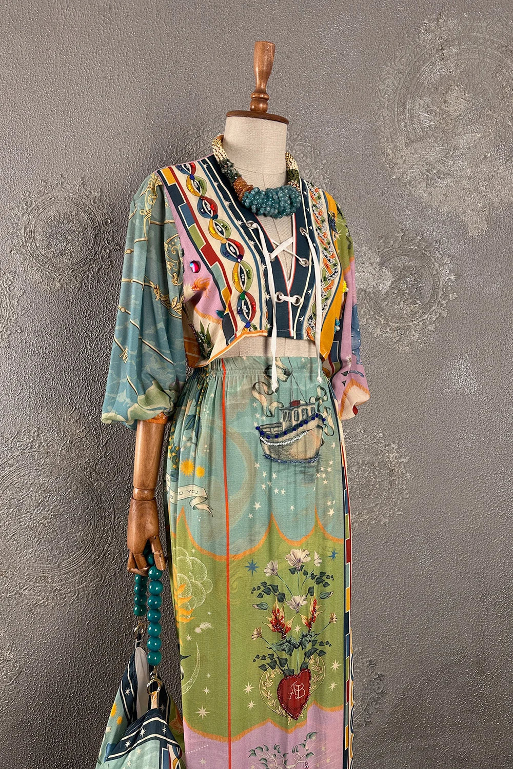 Renkli işlemeli üçlü set, vintage desenli bluz, crop top ve etek, bohem tarzı, ön görünüm