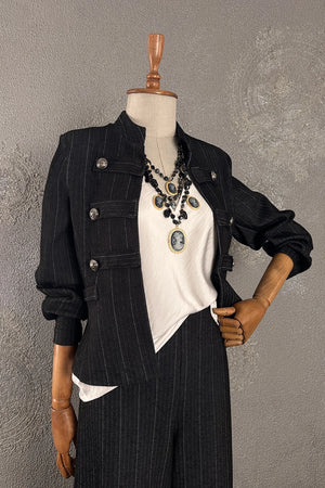 Siyah çizgili kadın blazer takımı, beyaz bluz, vintage kolye detaylı, klasik kesim, önden görünüm