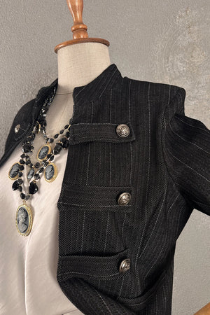 Siyah balıksırtı desenli kadın blazer, metal düğmeli, klasik kesim, önden görünüm, aksesuar detaylı