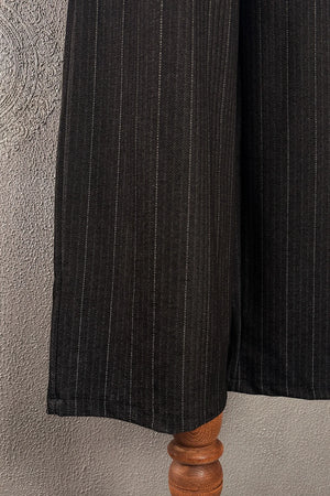 Çizgili gri kadın pantalonu, herringbone dokulu kumaş, dar kesim, yandan detay görünümü
