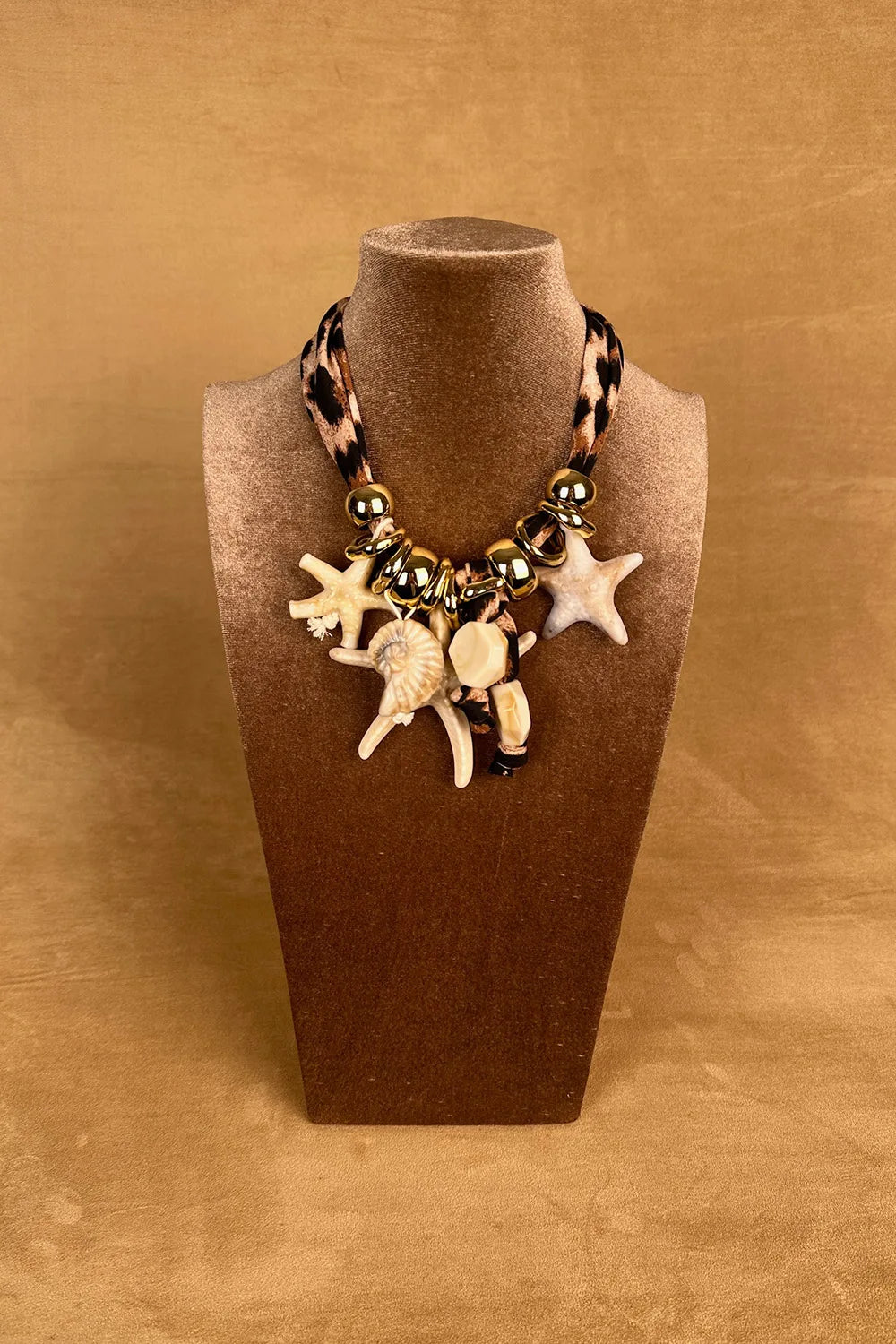 Yıldızlı Leopar Desenli Kumaş Kolye