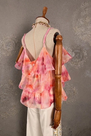 Pembe tie-dye fırfırlı kadın bluz, açık sırt tasarımı, yumuşak şifon kumaş, yandan görünüm