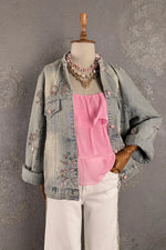 Çiçek işlemeli gri denim ceket, pembe bluz, beyaz pantolon, kadın casual kombin, ön görünüş