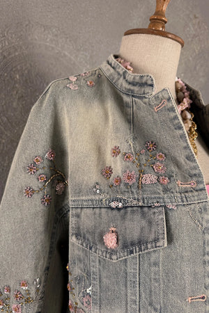 Gri işlemeli denim ceket, pembe çiçek aplike detaylı, crop kesim, kadın, ön görünüm