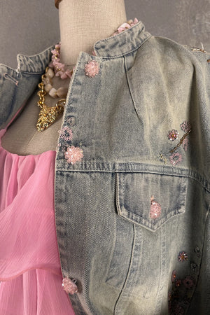 Gri işlemeli denim ceket, pembe çiçek aplike detaylı, kadın oversize kesim, ön cepli, yandan görünüm