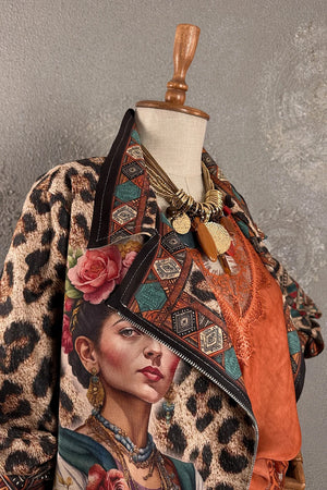 Frida desenli nubuk kadın ceket, leopar desen, etnik motifler, çiçek detaylı, yandan görünüm, boho stil
