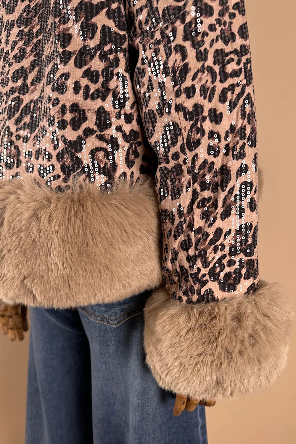 Payet İşlemeli Kürklü Mont