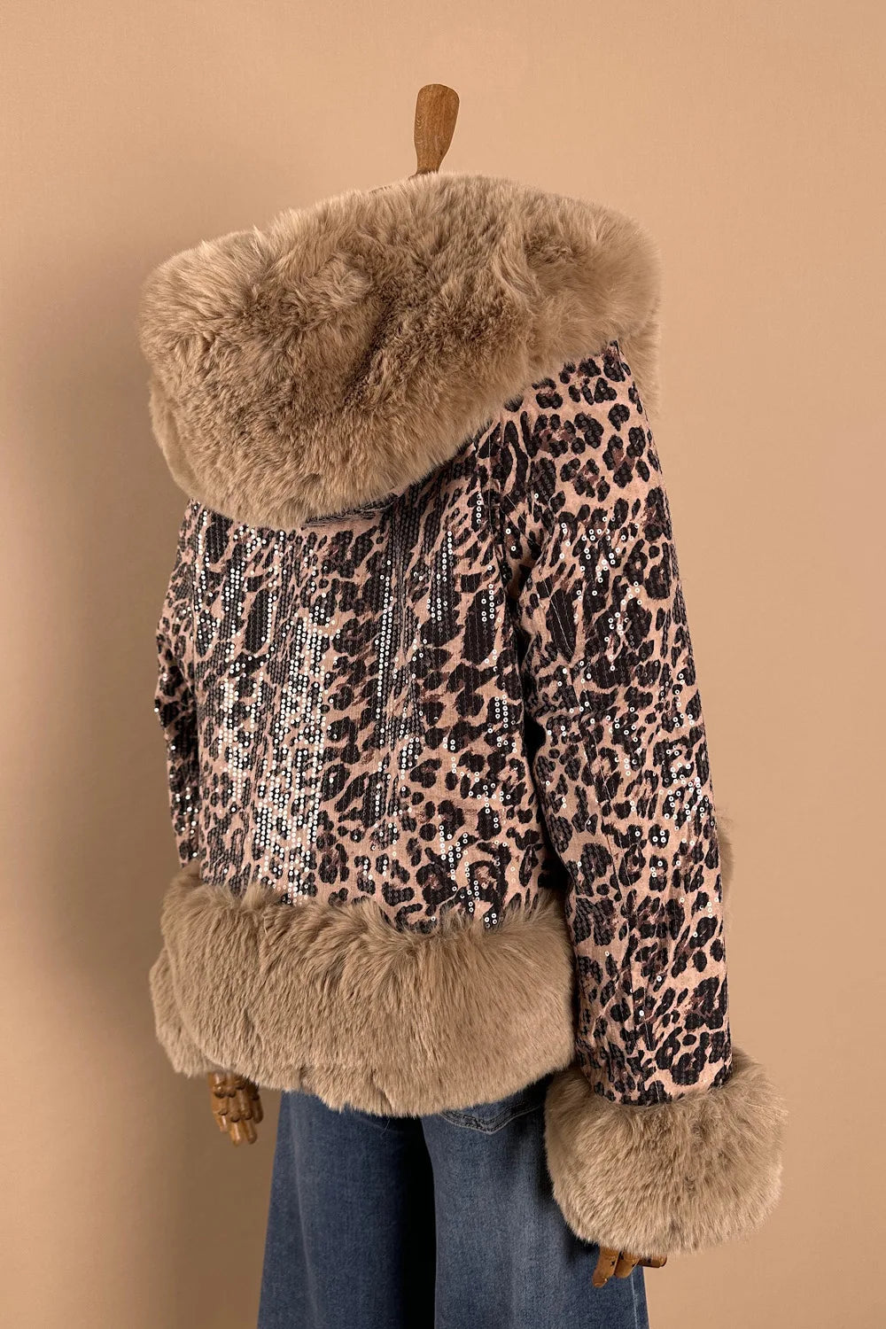 Payet İşlemeli Kürklü Mont