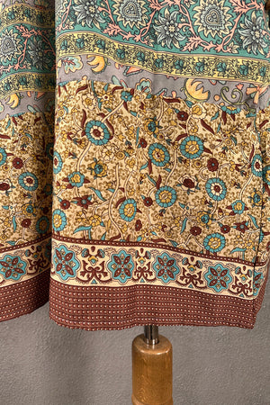 Krem ipek kimono, çiçek desenli, mavi ve bordo detaylar, uzun kollu, açık kesim, yandan görünüm