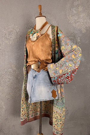 Kahverengi ipek kimono, çiçek desenli, açık mavi denim etek, kadın boho tarzı, yandan görünüm, oversize kesim