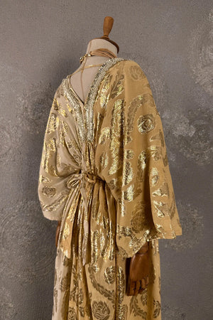 Krem altın işlemeli kadın kimono, çiçek motifli, ipek dokulu, bohem tarzı, yandan görünüm
