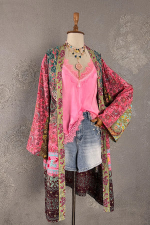 Pembe ipek kimono, çok renkli çiçek desenli, uzun kesim, kadın boho tarzı kaftanı, açık ön detaylı, şık görünüm.