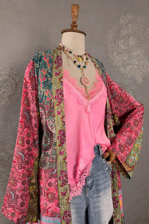 Pembe ipek kimono, çiçek desenli, fransen detaylı, kadın giyim, boho tarz, açık kesim, önden görünüm