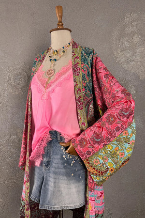 Pembe ipek kadın kimono, çok renkli paisley desen, dantel detaylı, uzun kollu, açık kesim, önden görünüm.