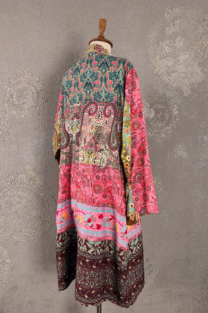 Renkli ipek kimono, çok renkli çiçek ve paisley desenli, uzun kollu, kadın giyimi, yandan görünüm