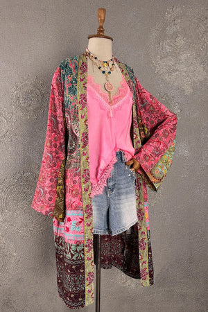 Pembe ipek kimono, çok renkli çiçek desen, uzun kesim, kadın boho tarzı kaftanı, açık önden görünüm, şal yakalı tasarım.