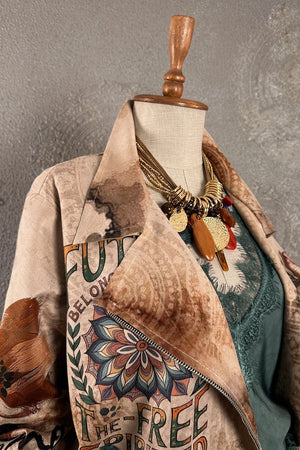 Krem nubuk kadın ceketi, çiçek ve yazı baskılı, vintage stil, detaylı kolye aksesuarı, önden görünüm
