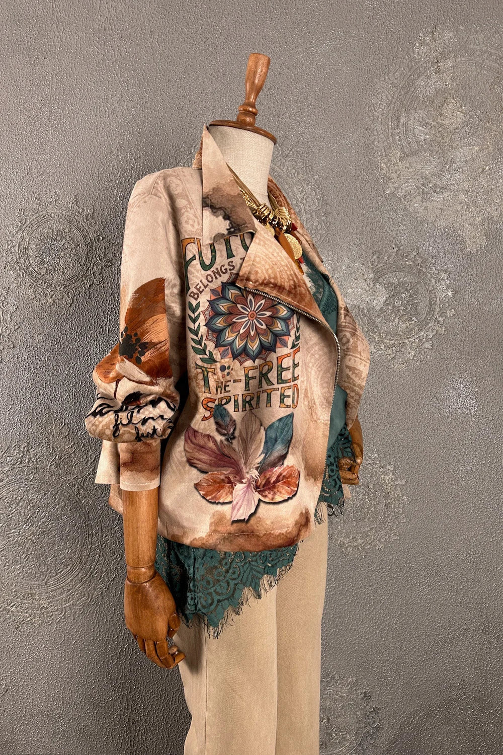 Krem nubuk kadın ceket, çiçek ve yazı baskılı, oversize kesim, yandan görünüm, bohem tarzı