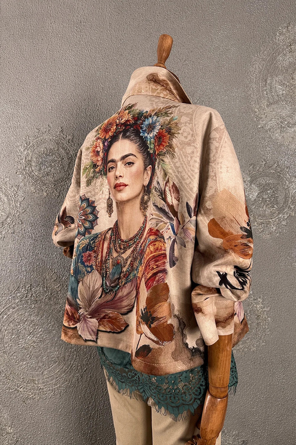 Krem nubuk kadın ceketi, çiçek desenli, bohem tarzı, yandan görünüm, oversize kesim