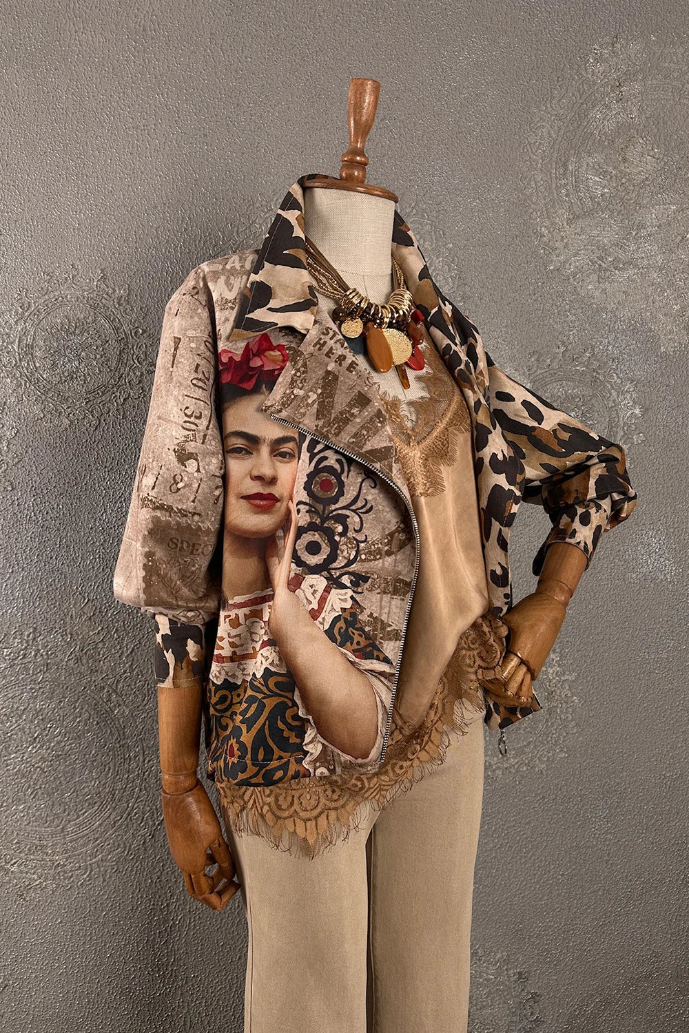 Desenli nubuk ceket, kadın koleksiyonu, çok renkli baskı detaylı, oversize kesim, ahşap aksesuar, önden görünüm