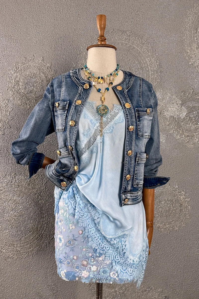 Açık mavi kot ceket, altın düğmeli, kısa kesim, vintage stil, ön görünüm