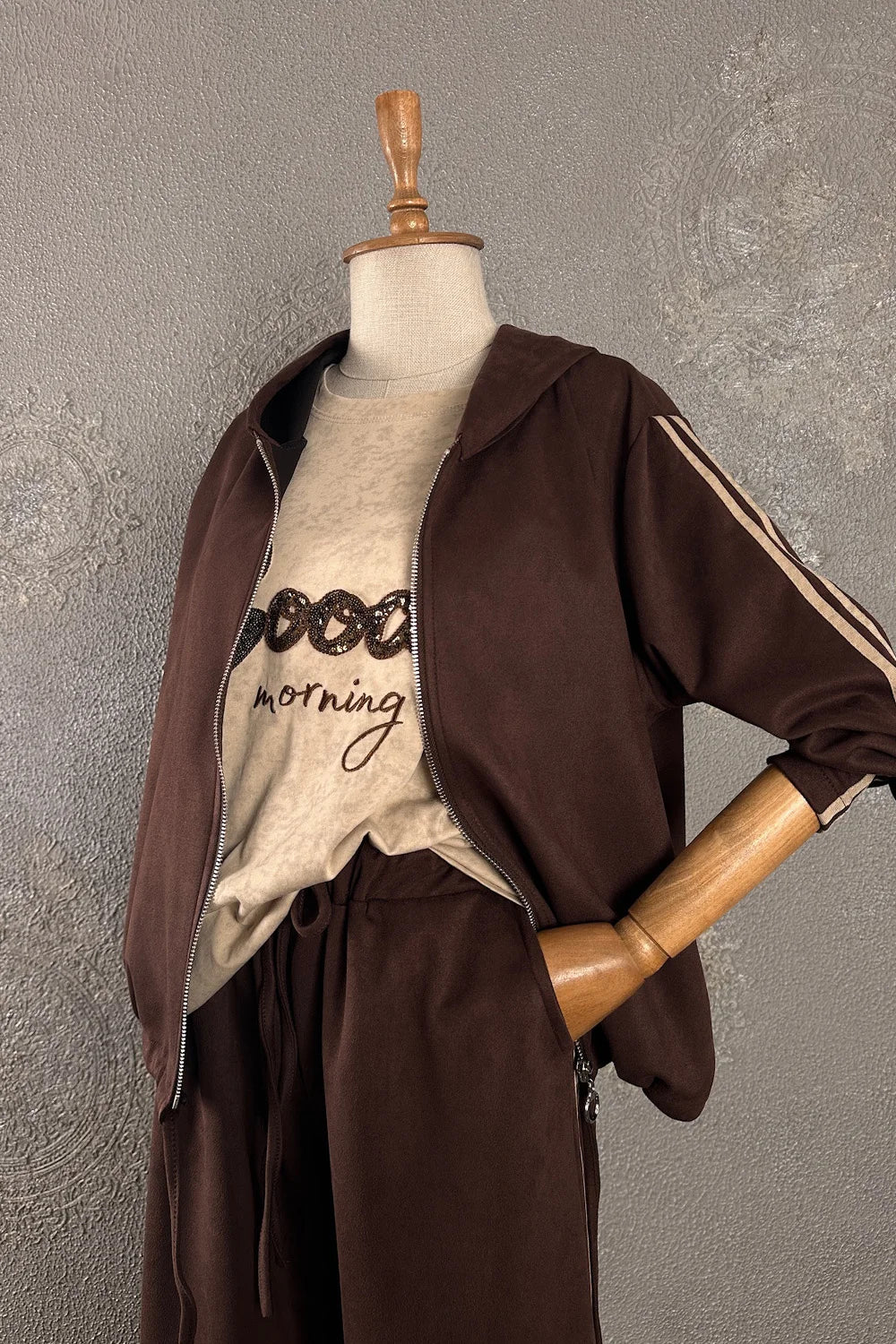 Kahverengi nubuk eşofman takımı, krem tişört ile kadın spor giyim seti, fermuarlı hoodie ceket, rahat kesim