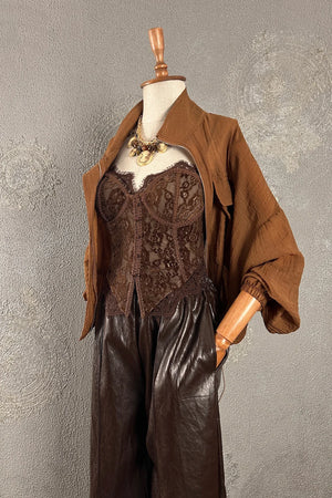 Kahverengi deri kadın pantolon, dantel bustier top, tül ceket, şık kombinasyon, önden görünüm
