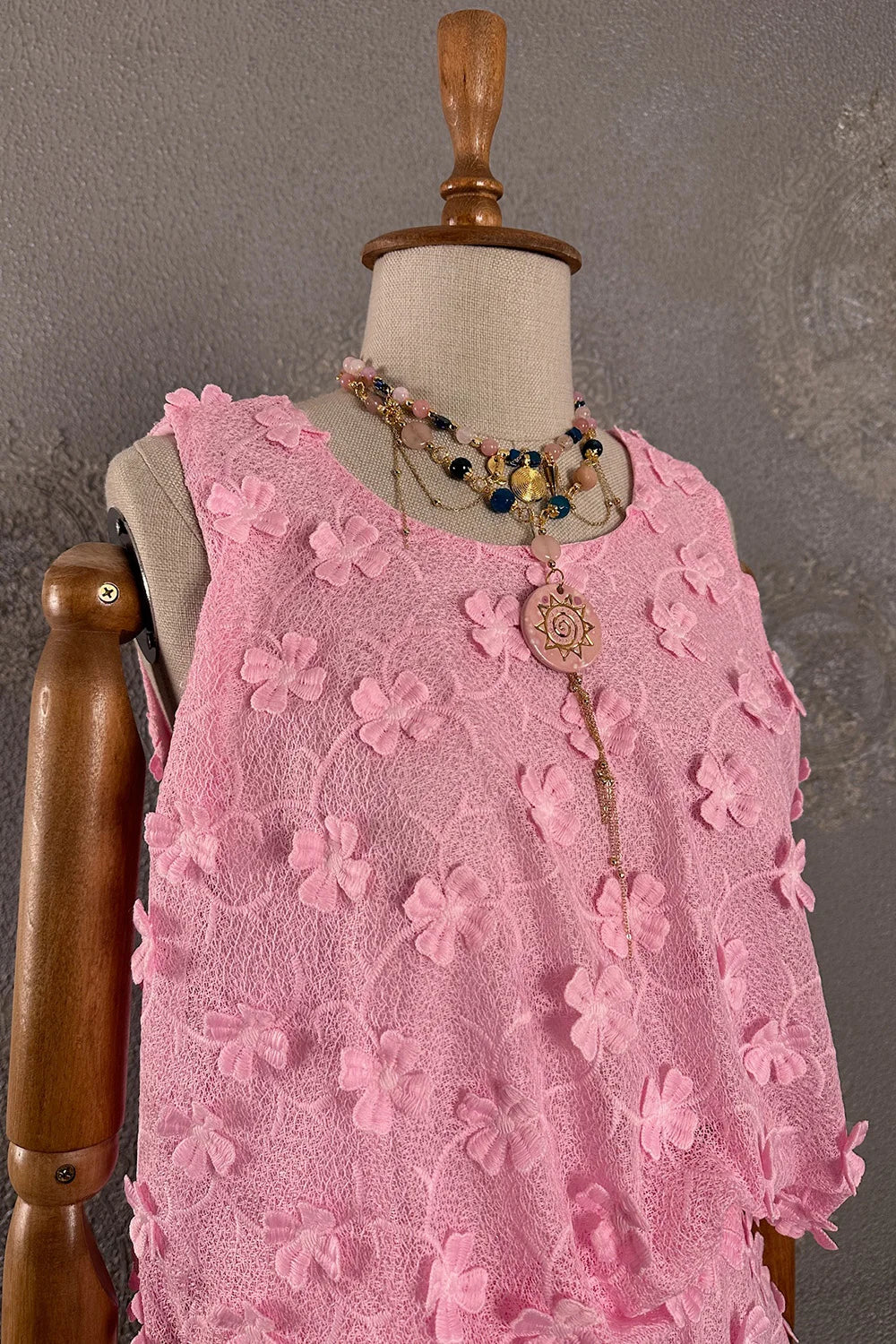 Pembe renk çiçekli kolsuz bluz, 3D çiçek aplikeli, rahat kesim, ön görünüm
