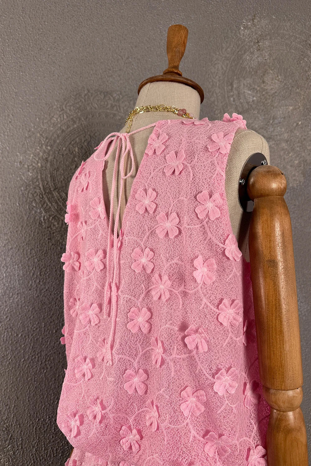 Pembe çiçekli etek takımı, dokulu kumaş, 3D çiçek detaylı, yandan görünüm, şal aksesuarlı