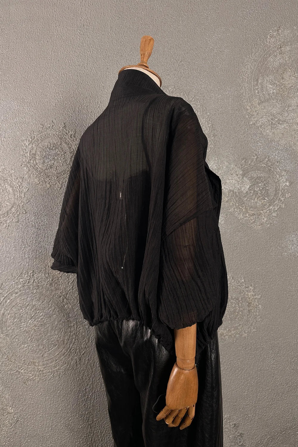 Siyah tül ceket, şifon kumaş, oversize kesim, kadın giyim, yandan görünüm, zarif tasarım