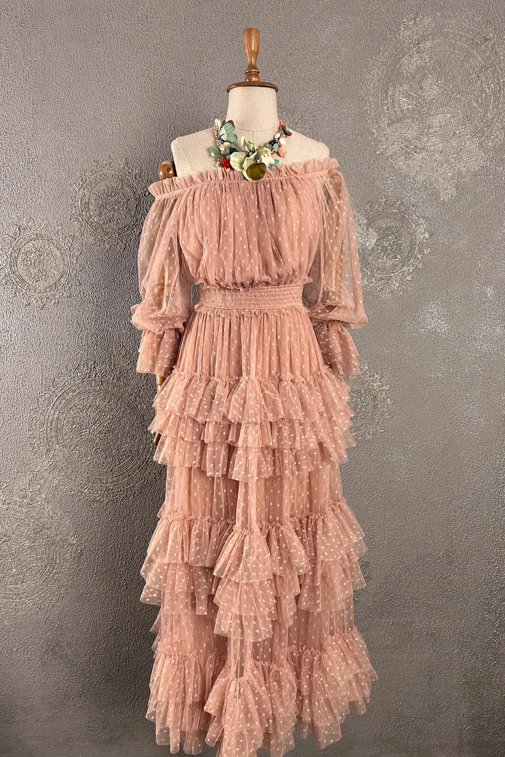 Pudra pembe tül elbise, polka dot desen, volanlı etekli, off-shoulder kesim, romantik stil