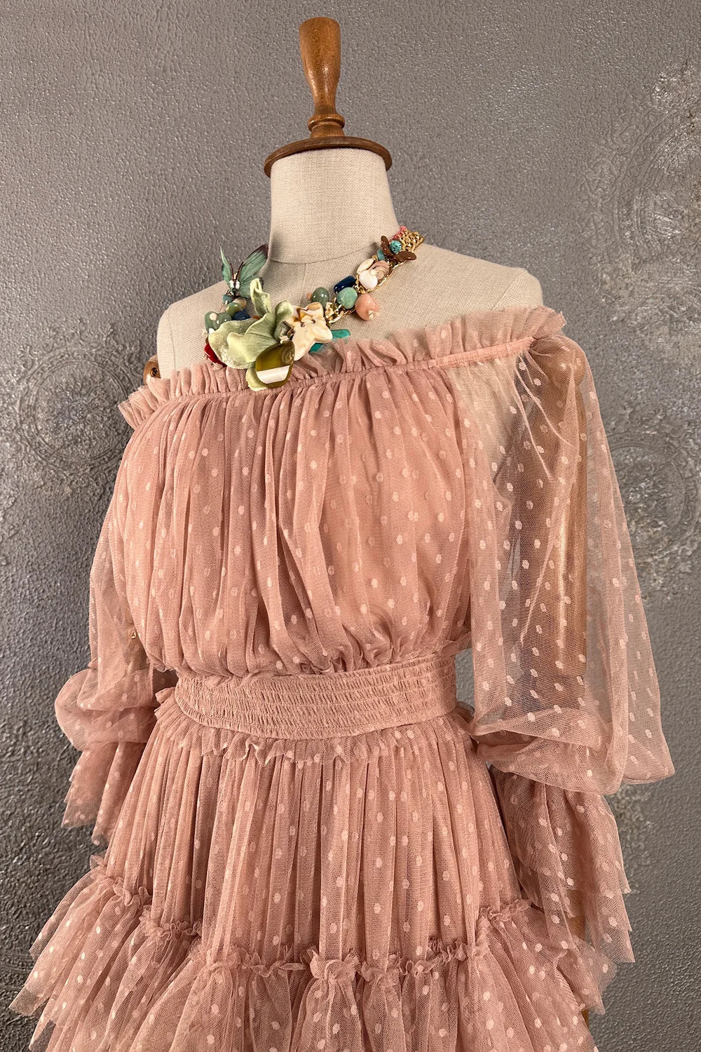 Pudra pembe tül elbise, çiçek detaylı, off-shoulder kesim, volanlı etekli, romantik stil