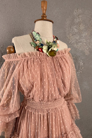 Pudra pembe tül elbise, çiçek ve kelebek detaylı, off-shoulder kesim, romantik volanlı tasarım, detay görünüm
