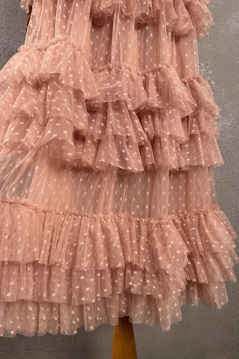 Pudra pembe tül elbise, beyaz puantiyeli, katmanlı fırfırlı etekli, romantik kesim, detay görünüm